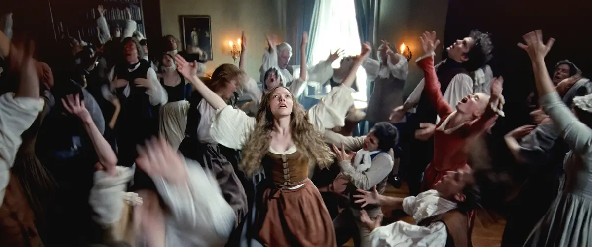 Amanda Seyfried and ensemble in THE TESTAMENT OF ANN LEE. Photo by Searchlight Pictures/William Rexer, Courtesy of Searchlight Pictures. © 2025 Searchlight Pictures. All Rights Reserved.