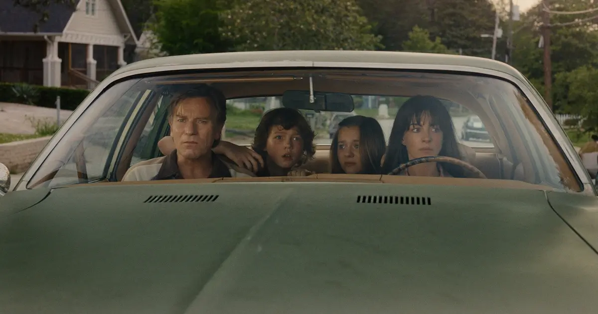 EWAN McGREGOR as Greg Platt, CHRISTIAN CONVERY as Brian Platt, MAISY STELLA as Audrey Platt and ANNE HATAHAWAY as Denise Platt in in “The End of Oak Street,” a Warner Bros. Pictures Release. Photo Credit: Photo Courtesy Warner Bros. Pictures