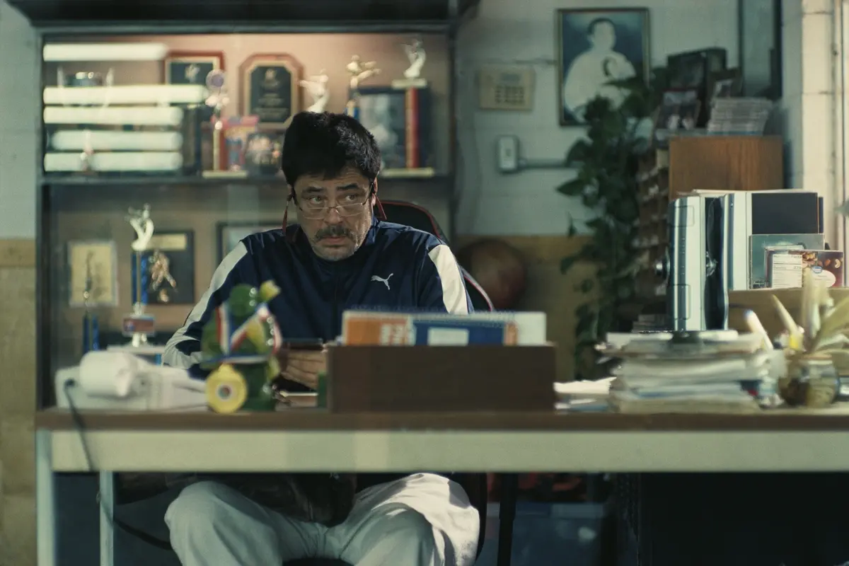 BENICIO DEL TORO as Sensei St. Carlos in “One Battle After Another.” A Warner Bros. Pictures Release. Photo Courtesy Warner Bros. Pictures
