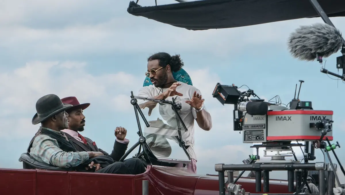 Ryan Coogler sul set de I peccatori - © 2025 Warner Bros. Entertainment Inc. All Rights Reserved. Photo Credit: Courtesy of Warner Bros. Pictures