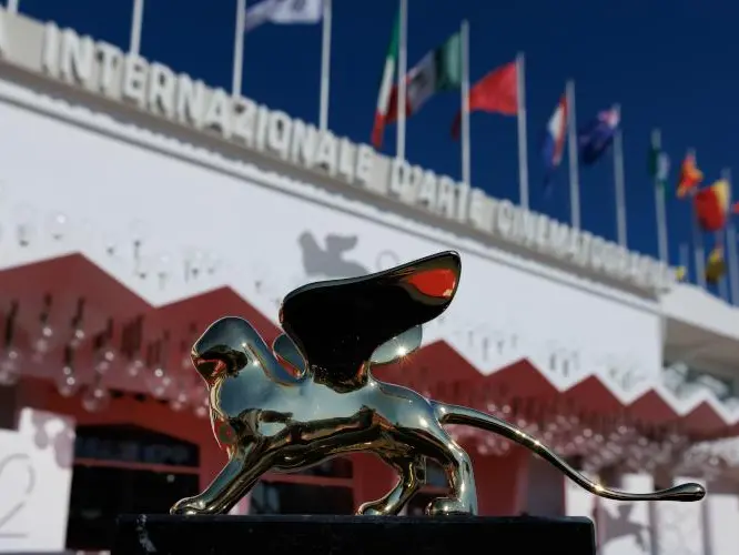 Venezia 83, fuori i giurati: Maggie Gyllenhaal, Kaouther Ben Hania, Daniel Blumberg, Francesco Casetti, Xavier Giannoli, Shahrbanoo Sadat, Johnnie To