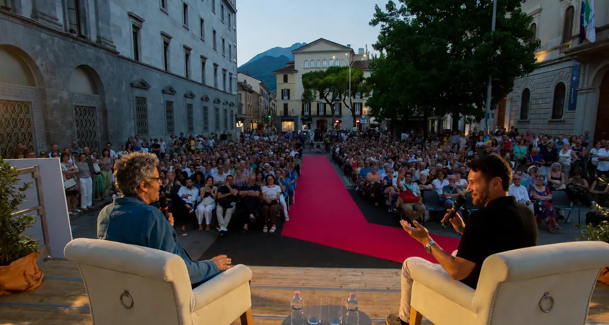 Alba Rohrwacher riceve il Premio Lucia, Pif infiamma il pubblico