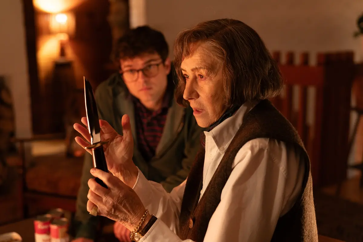 Alden Ehrenreich e Helen Mirren in A Talent for Murder