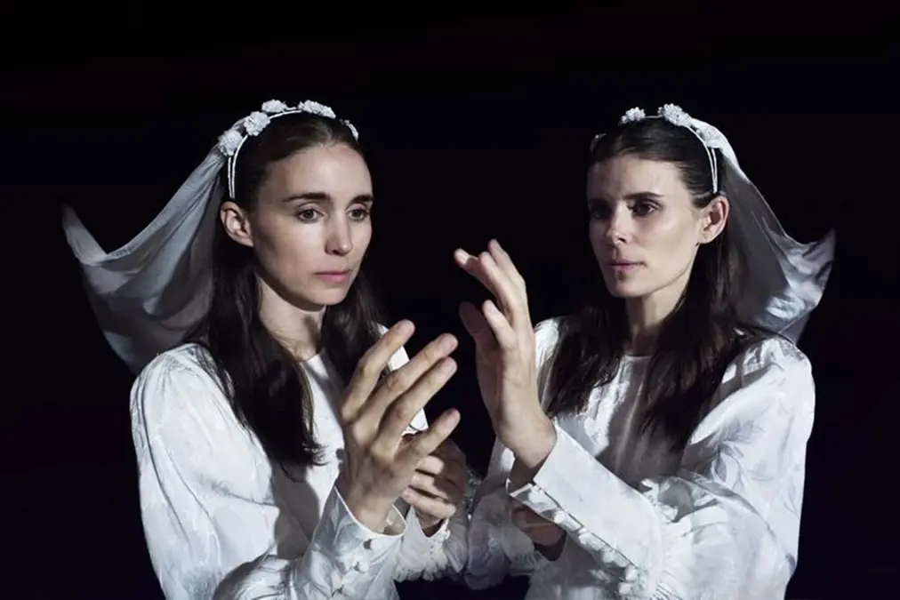 Kate Mara e Rooney Mara in Bucking Fastard