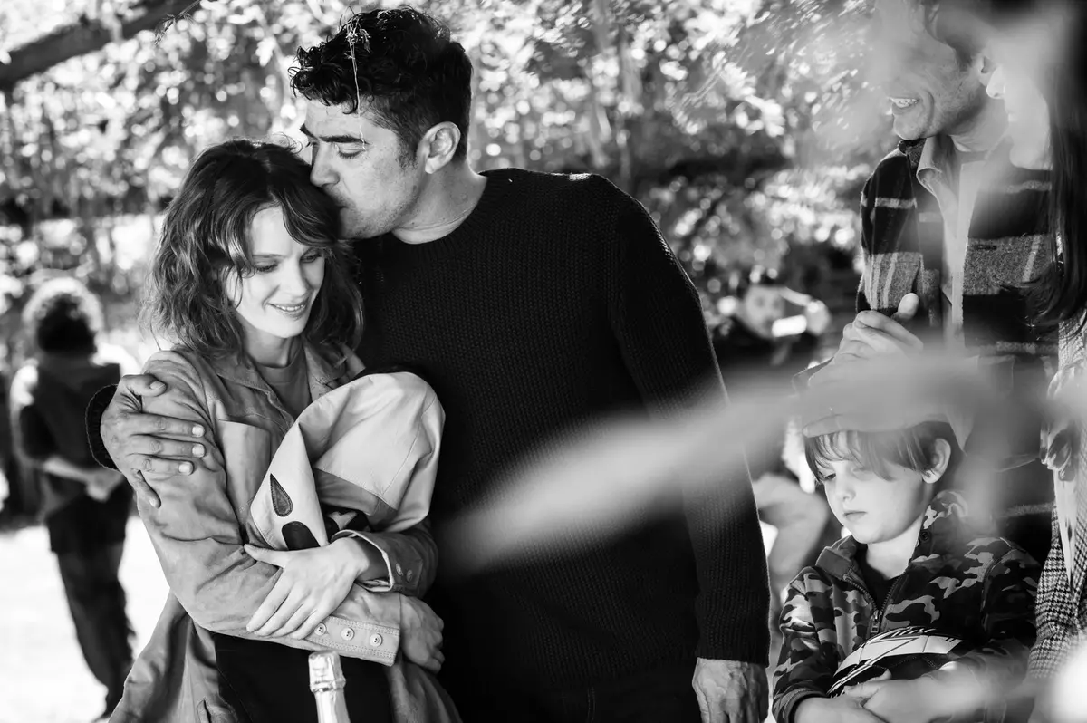 Carlotta Gamba e Riccardo Scamarcio in Giorni felici - foto di Emanuela Scarpa © 2026 Vivo film, Tarantula