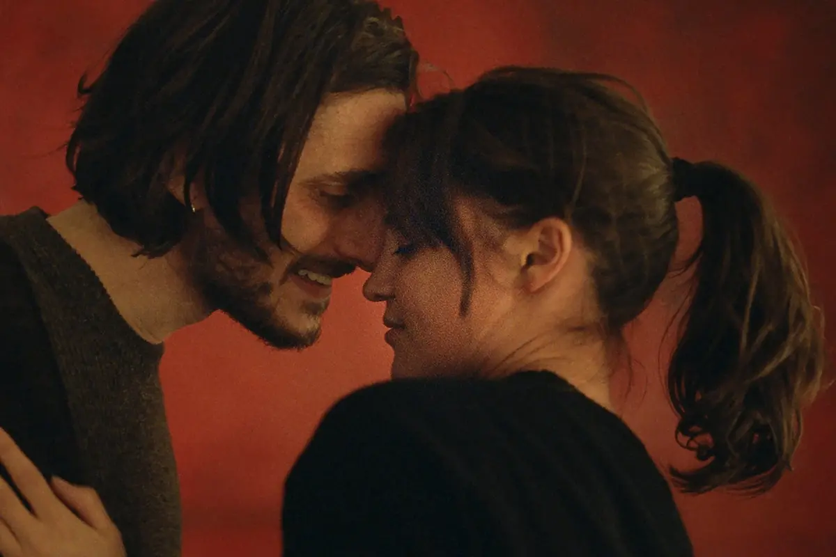 Luca Marinelli e Alicia Vikander in The Echo Chamber , Beniamino Barrese