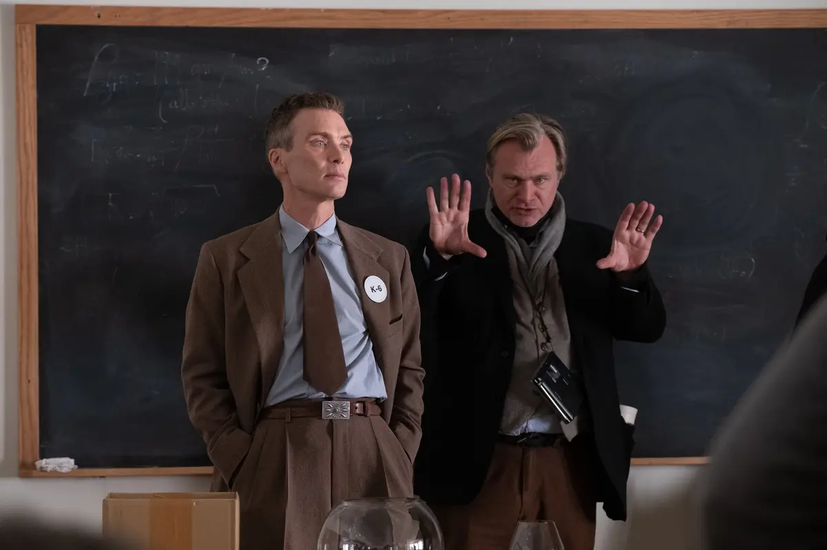 Cillian Murphy e Christopher Nolan sul set di Oppenheimer © Universal Pictures. All Rights Reserved.