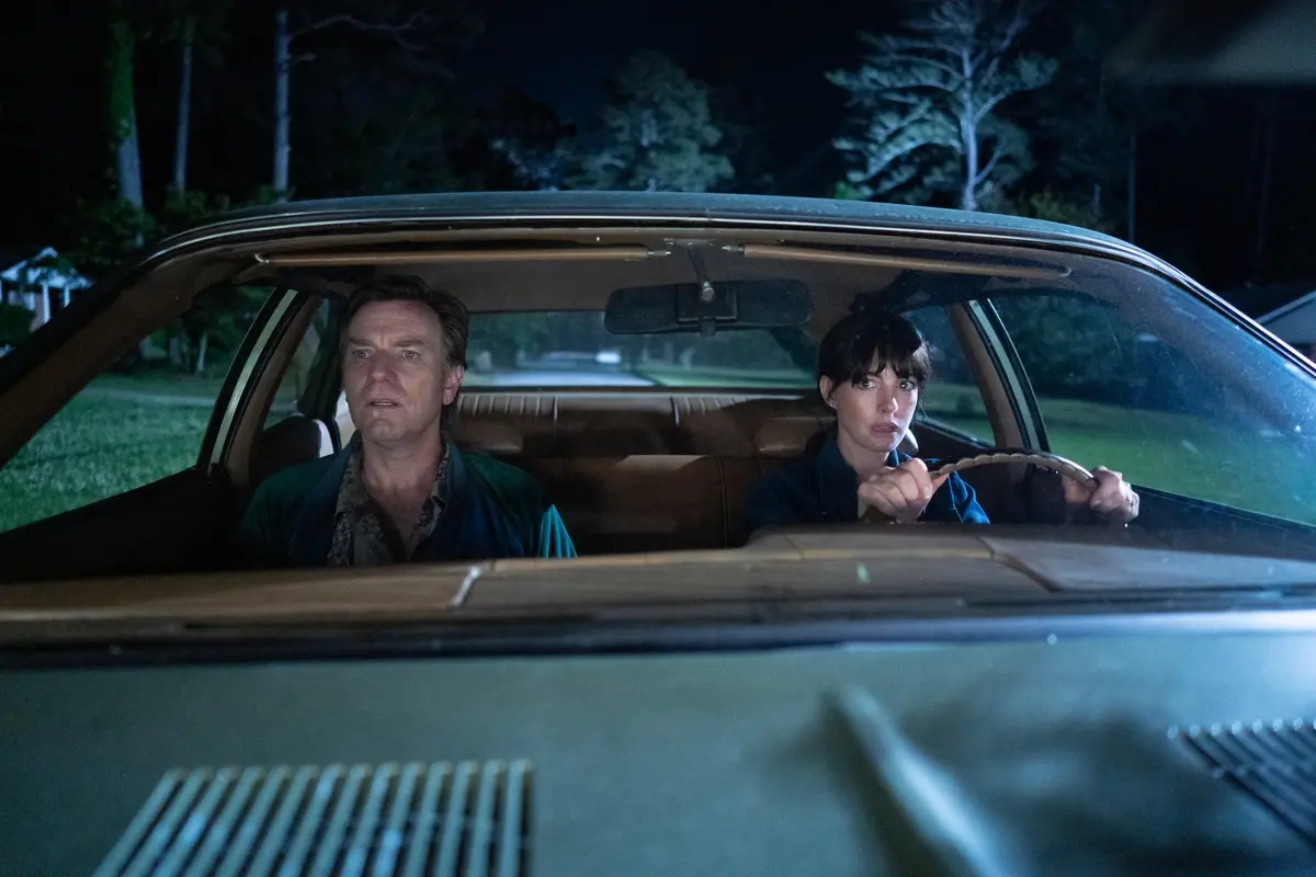 EWAN McGREGOR as Greg Platt and ANNE HATHAWAY as Denise Platt in \\u201CThe End of Oak Street,\\u201D A Warner Bros. Pictures release. Photo Credit: Photo Courtesy Warner Bros. Pictures