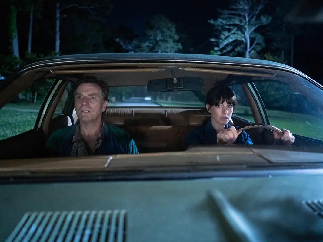 Anne Hathaway e Ewan McGregor per il ritorno di David Robert Mitchell, con omaggio a Spielberg. Ma “La fine di Oak Street” è un divertissement sci-fi nato postumo (già dal titolo) 