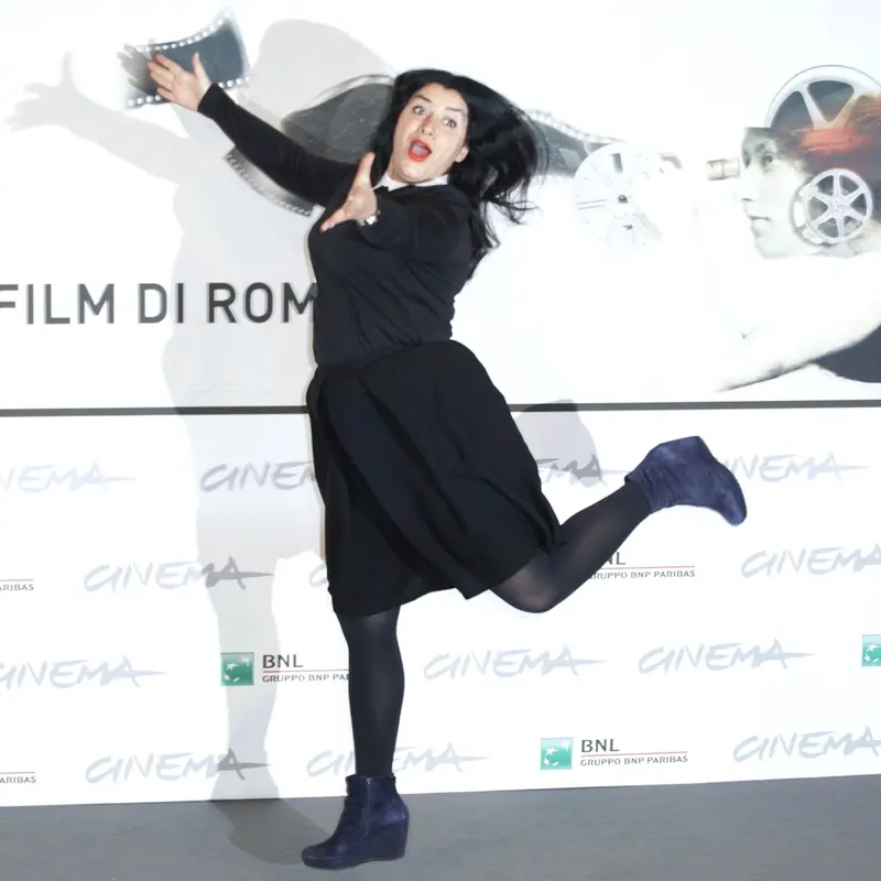 La vita era troppo triste per non riderne