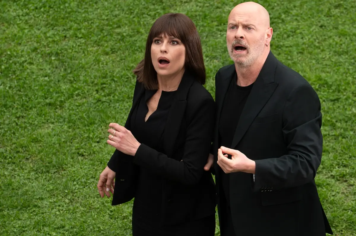 Claudia Pandolfi e Pietro Sermonti in Un tranquillo funerale di famiglia