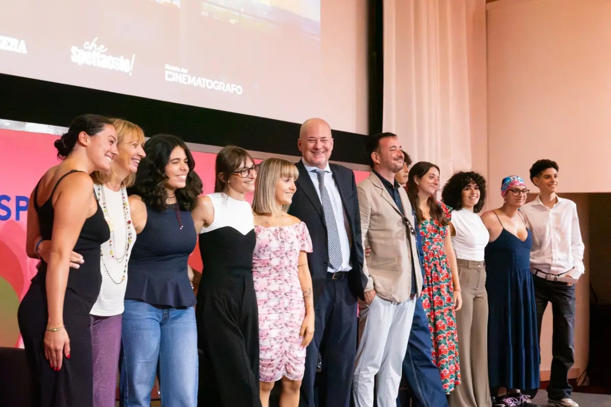 Elisabetta Soglio, Andrea Ferrari e Cristiano Nard\\u00F2 con i ragazzi del Progetto Giovani - Foto Gaia Callegaro