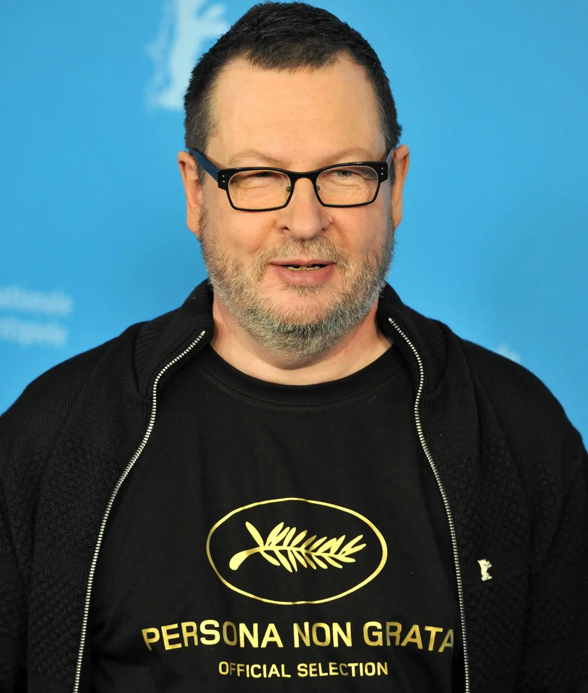 Lars von Trier al Festival di Berlino con la maglietta ricordo dell'espulsione dal Festival di Cannes - WEBPHOTO