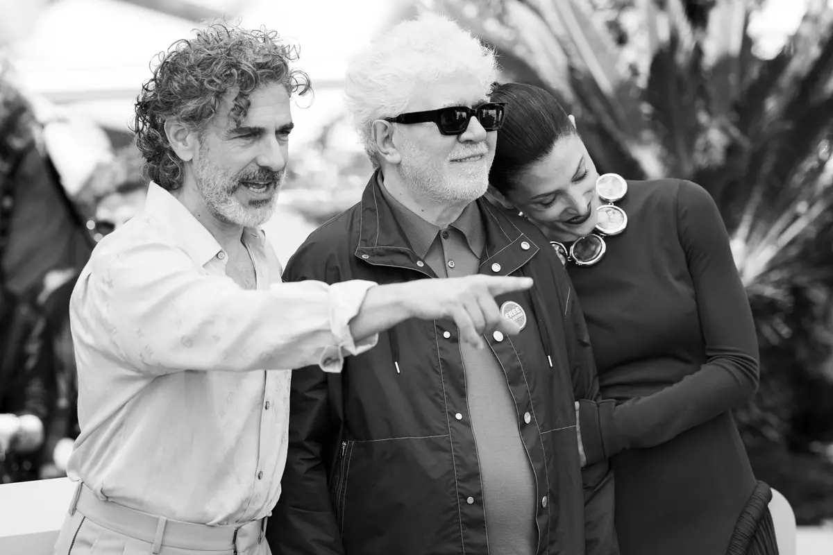 Leonardo Sbaraglia, Pedro Almod\\u00F3var e B\\u00E1rbara Lennie al photocall di Amarga Navidad a Cannes 79 (foto Karen Di Paola)