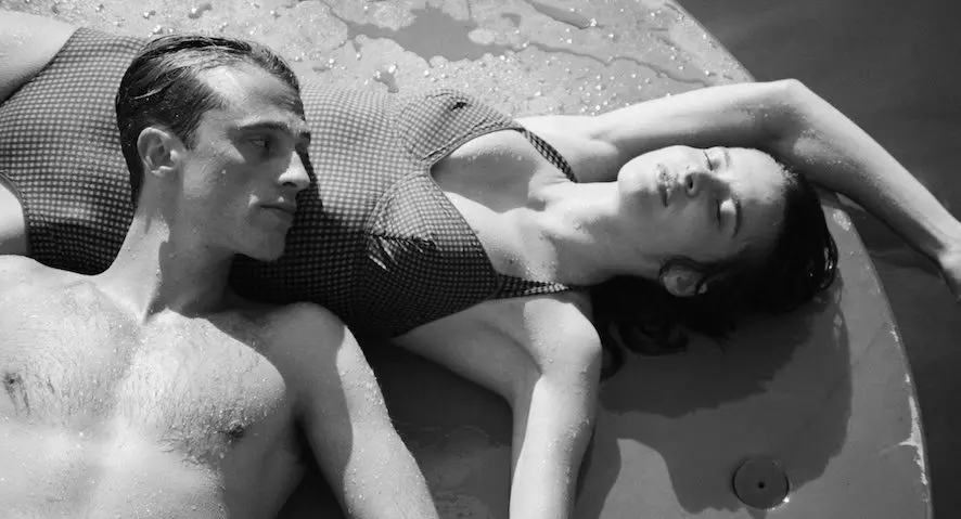 Benjamin Voisin e Rebecca Marder in L’Étranger