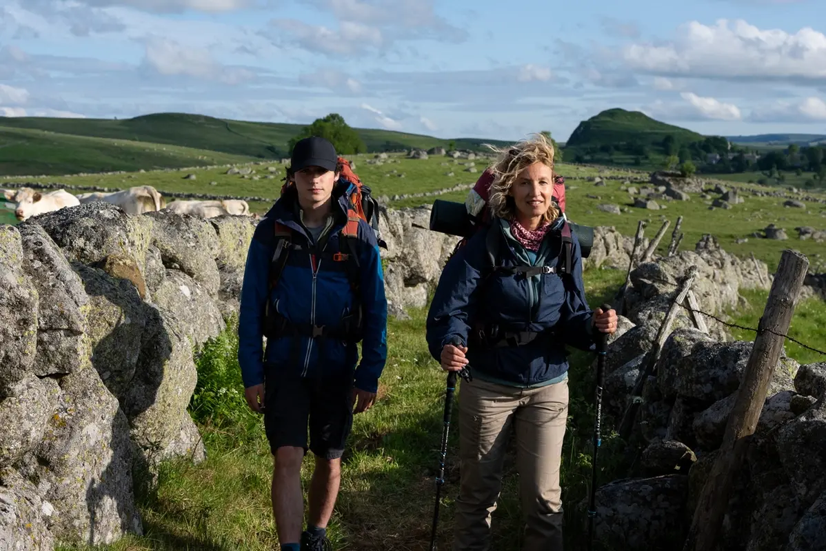 Santiago - Un cammino per ricominciare_\\u00A9 2025 Marie-Camille Orlando - Eveya Productions - Page Films - Apollo Films Distribution - France 3 Cine\\u0301ma - Auvergne-Rho\\u0302ne-Alpes Cine\\u0301ma- Arte\\u0301mis Productions