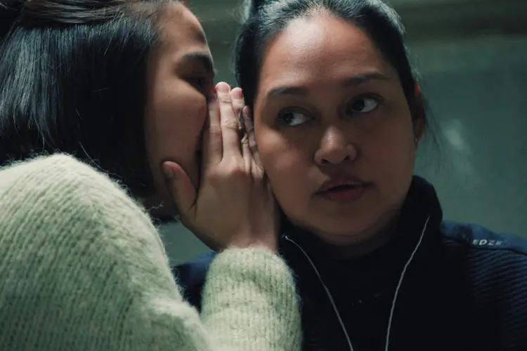 Anna Luna e Mercedes Cabral in Enjoy Your Stay , CloseUpFilms
