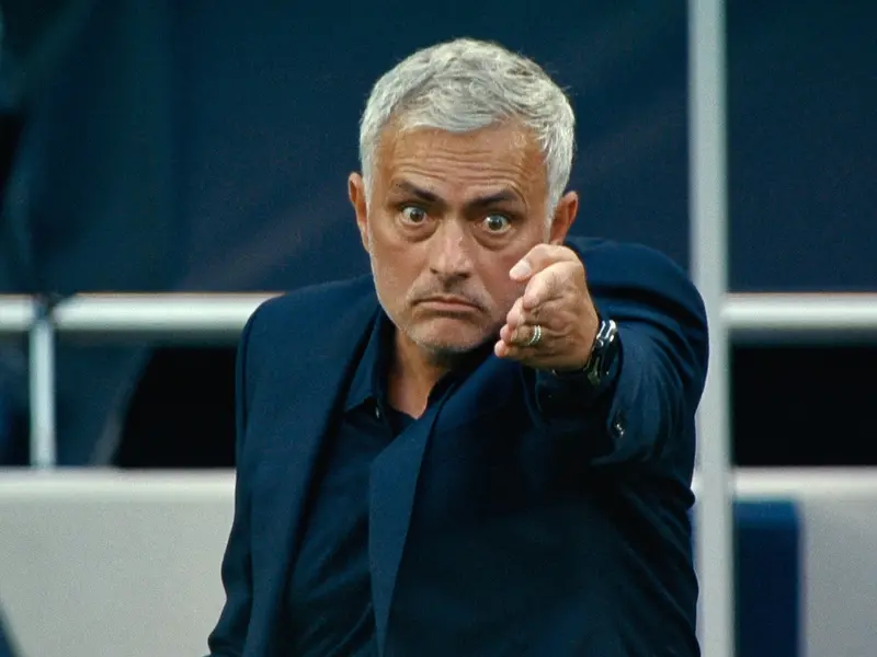 Mourinho, lo Special One in 3 episodi su Netflix. Dai fasti di Porto, Chelsea e Inter ad un presente che lo vuole nuovamente sulla panchina del Real Madrid: “Io faccio piccoli miracoli, quelli grandi li fa Gesù Cristo”