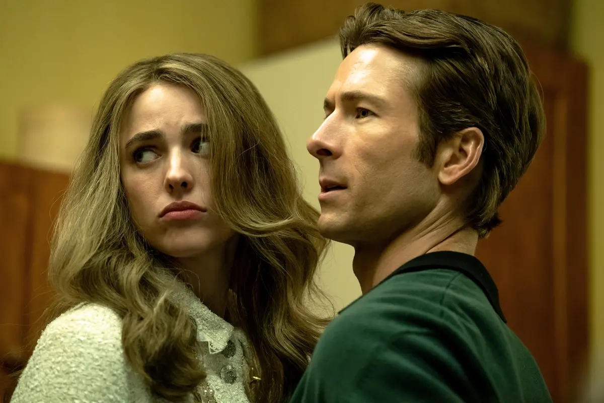 Margaret Qualley e Glen Powell in Ricchi... da morire