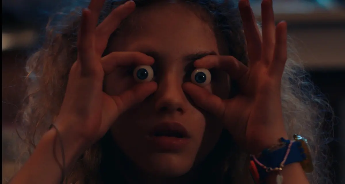 Le bambine ci guardano