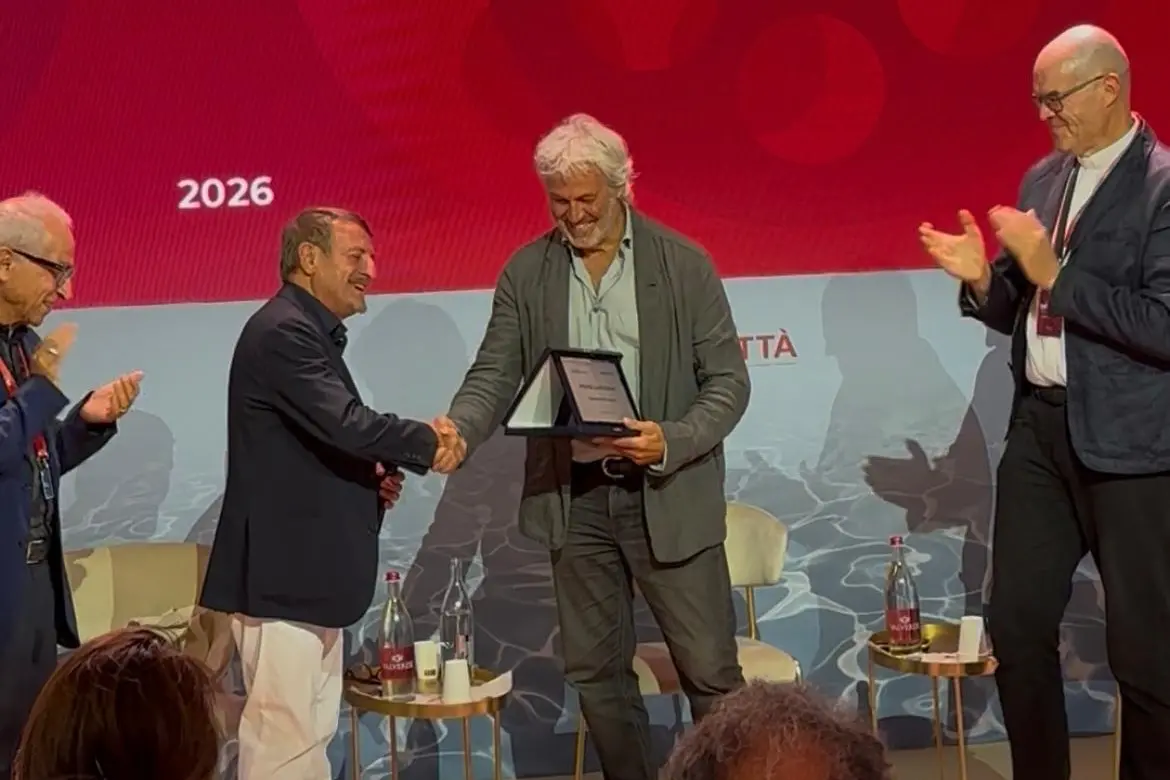 Domenico Procacci riceve il premio Sancassani dalle mani di Giacomo Poretti. Ai lati Mons. Davide Milani e Domenico Dinoia