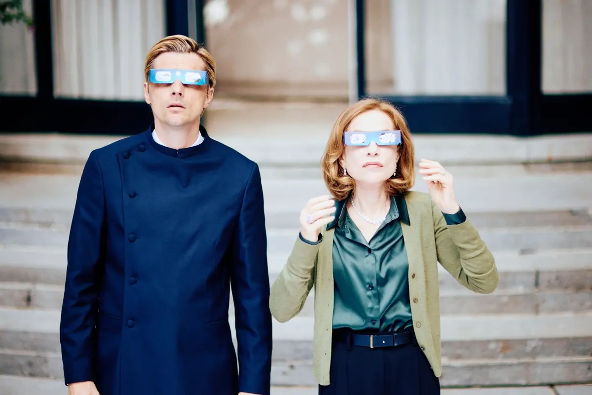 Raphaël Personnaz e Isabelle Huppert in La donna più ricca del mondo