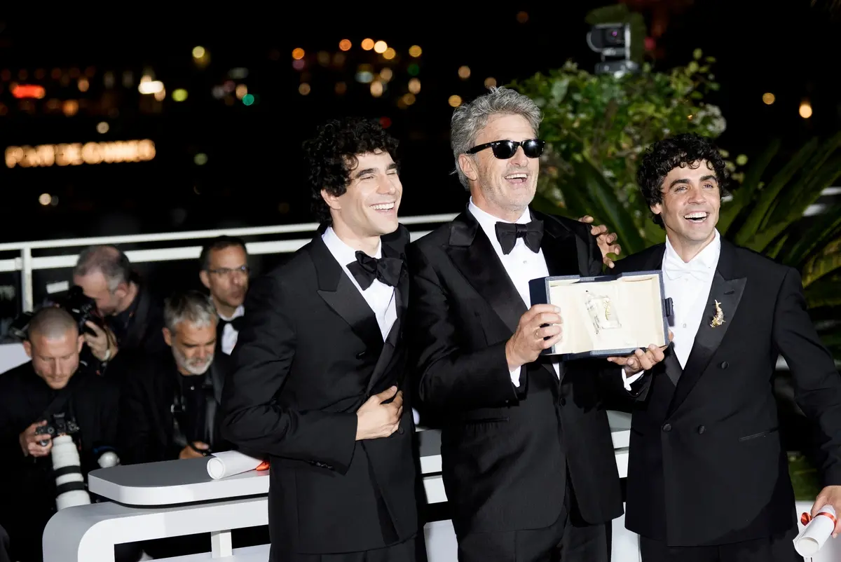 Pawel Pawlikowski con i Los Javis vincitori ex-aequo del Premio per la migliore regia - Foto Karen Di Paola
