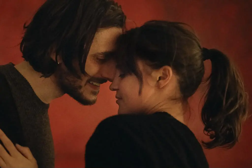 Luca Marinelli e Alicia Vikander in The Echo Chamber