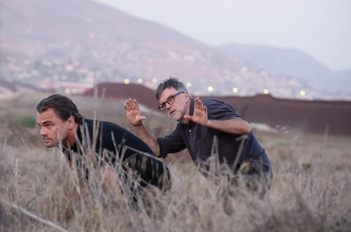 (L-r) LEONARDO DI CAPRIO and Director/Writer/Producer PAUL THOMAS ANDERSON on the set of “One Battle After Another.” A Warner Bros. Pictures Release.