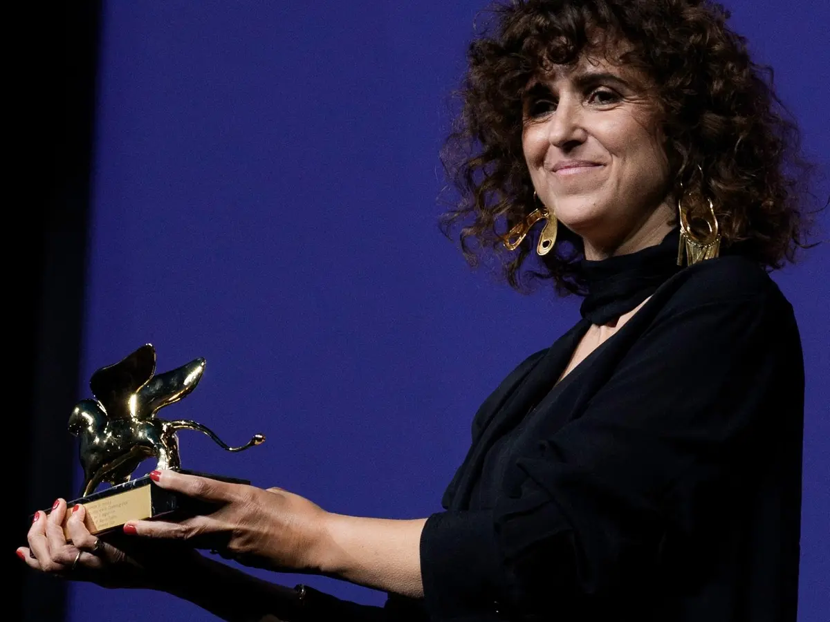 Venezia 2026, Leone d’Oro a Woman Unknown di May el-Toukhy premiato anche con la Coppa Volpi femminile (Mathilde Arcel). Gran Premio a Possible Love, miglior regia per DAU. Italia a secco, ci si consola con Scamarcio-Landucci in Orizzonti 