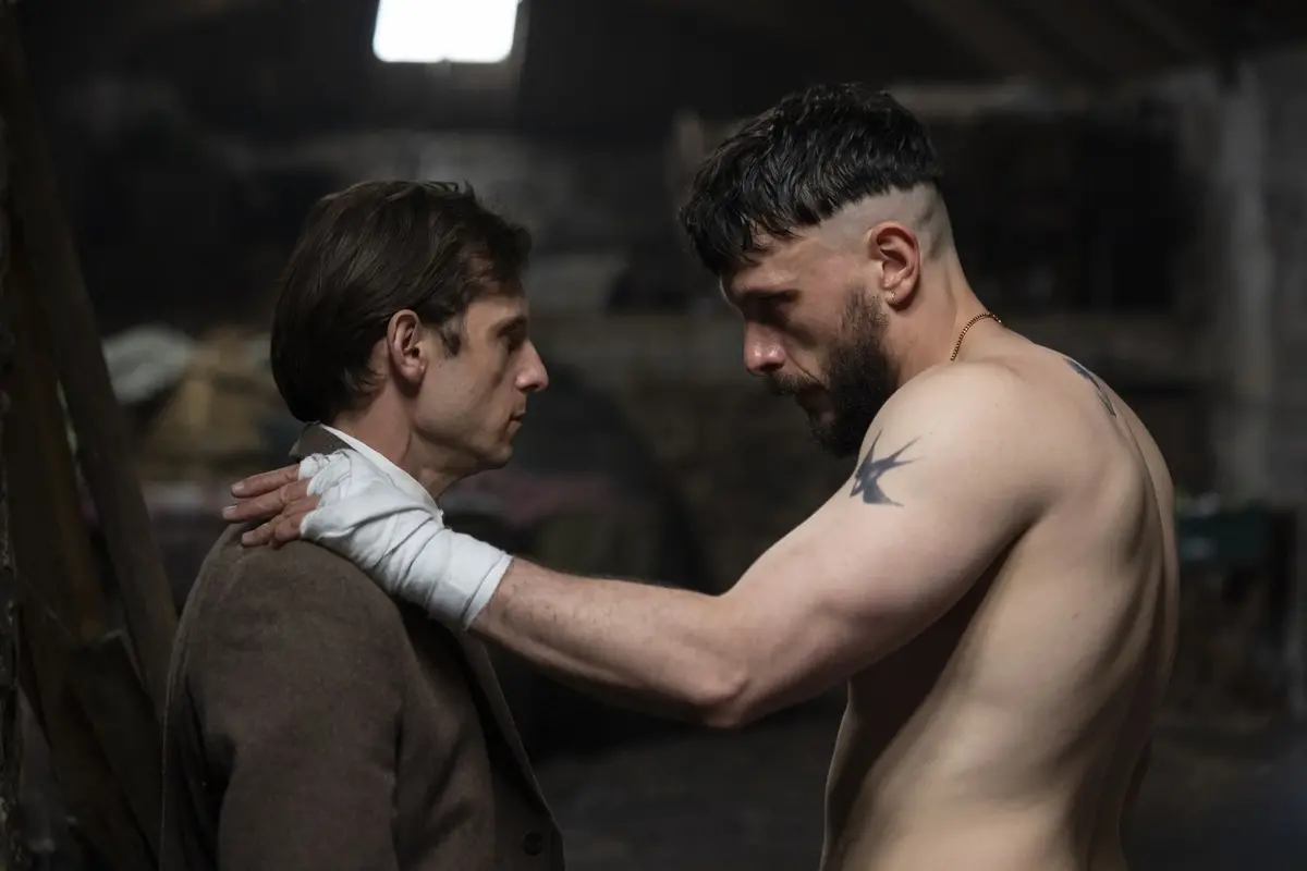 Jamie Bell e Richard Gadd in Half Man , HBO