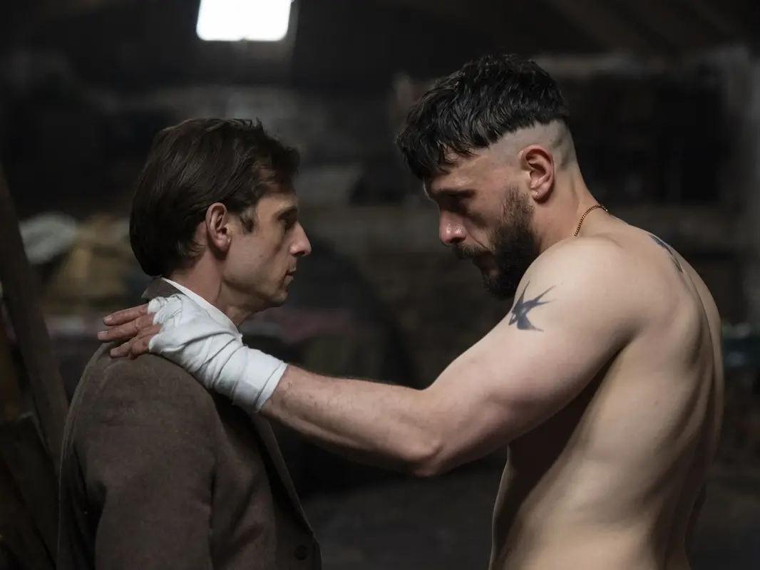 Half Man, Richard Gadd continua a metterci a disagio: la mascolinità violenta e una cupa storia d’indicibile amore tossico