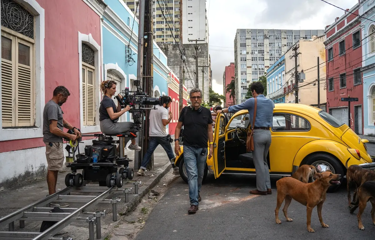 Il regista Kleber Mendonça Filho sul set di L'agente segreto - credit Victor Juca