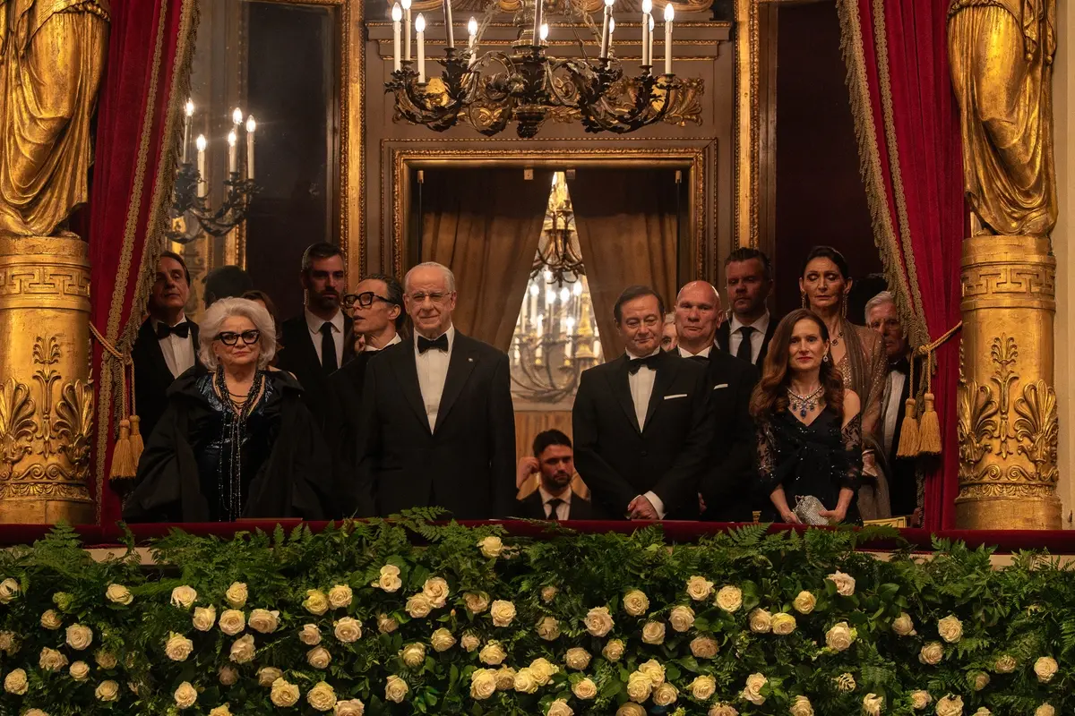 La grazia. Da sinistra in prima fila Milvia Marigliano, Roberto Zibetti, Toni Servillo, Simone Colombari, Orlando Cinque , Andrea Pirrello