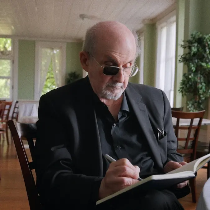 Knife, il controllo delle narrazioni nel doc sull’attentato a Salman Rushdie