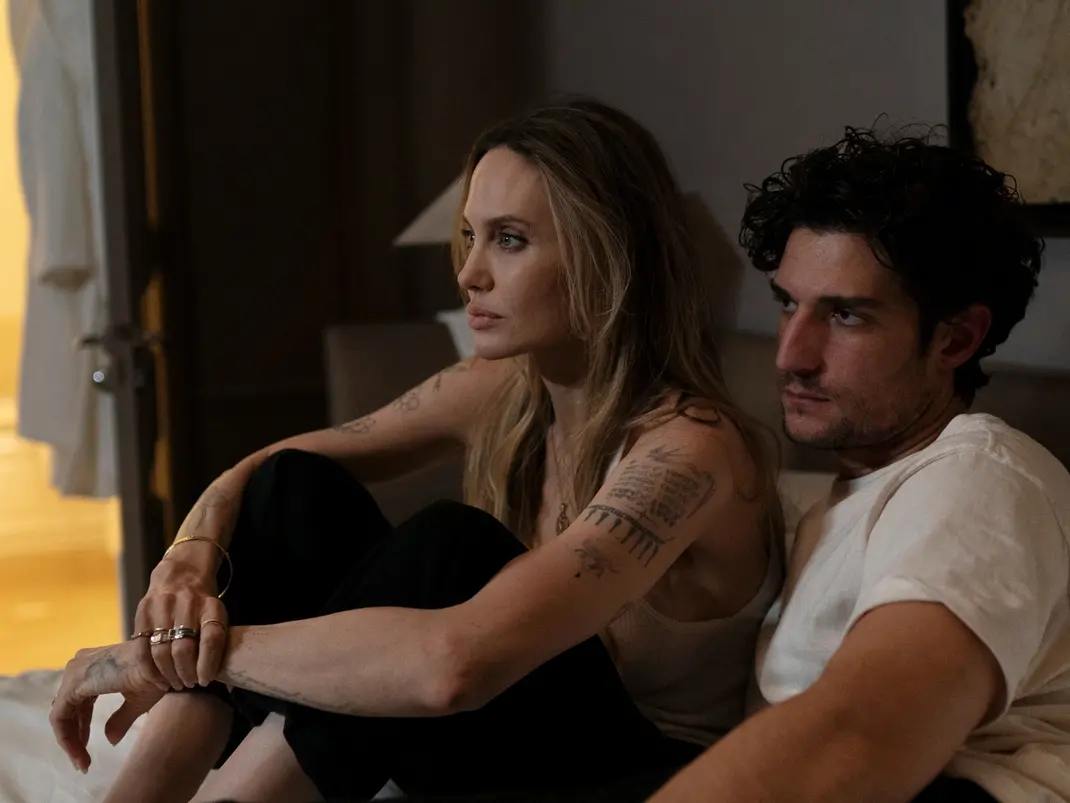 Couture, Alice Winocour cuce moda e malattia in un dramma elegante ma troppo trattenuto, dove il corpo diventa il vero campo di battaglia. Con una coraggiosa Angelina Jolie