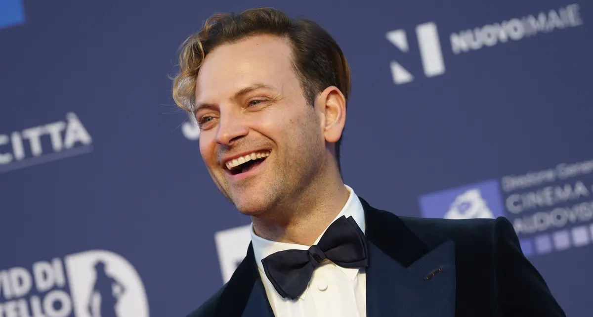 “Santino? Un meraviglioso scemo, come siamo un po’ tutti noi uomini”. Alessandro Borghi e quel cowboy all’italiana: a Cannes è il giorno di Testa o croce