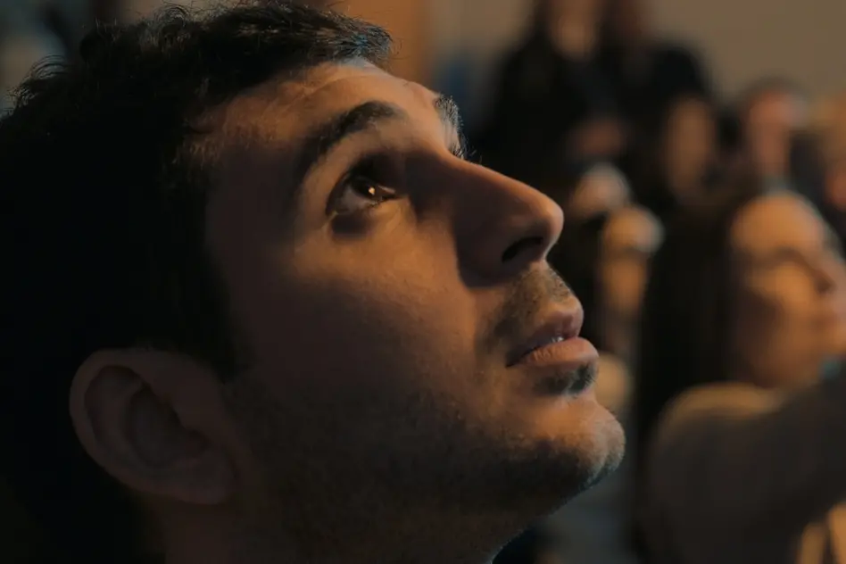Tienimi presente