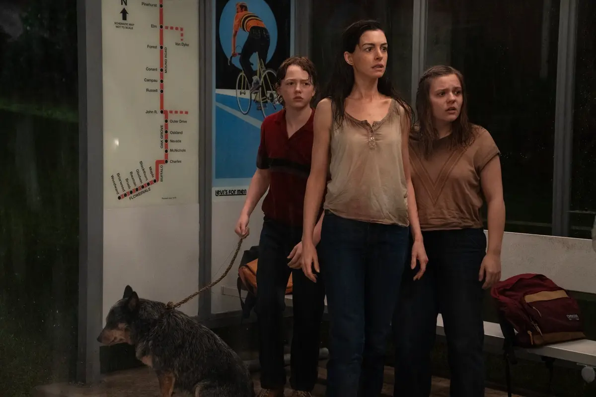 CHRISTIAN CONVERY as Brian Platt, ANNE HATHAWAY as Denise Platt and MAISY STELLA as Audrey Platt in “The End of Oak Street,” a Warner Bros. Pictures release. Photo Credit: Daniel McFadden