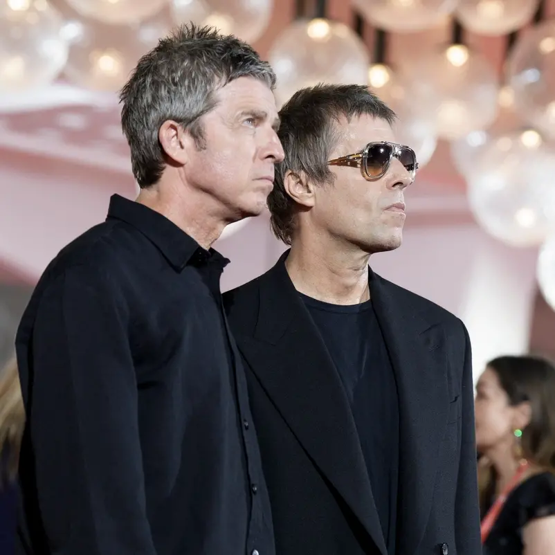 Gli autori del doc degli Oasis: “Tra Noel e Liam nessun chiarimento, li ha riuniti il calore del pubblico”