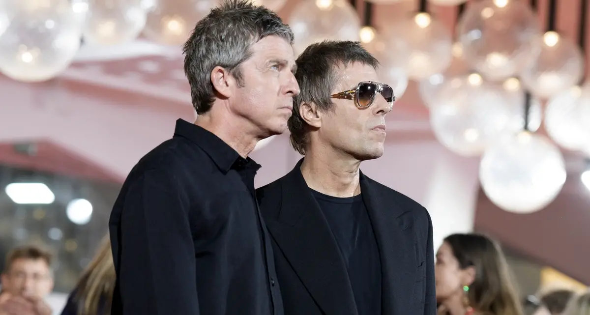 Gli autori del doc degli Oasis: “Tra Noel e Liam nessun chiarimento, li ha riuniti il calore del pubblico”