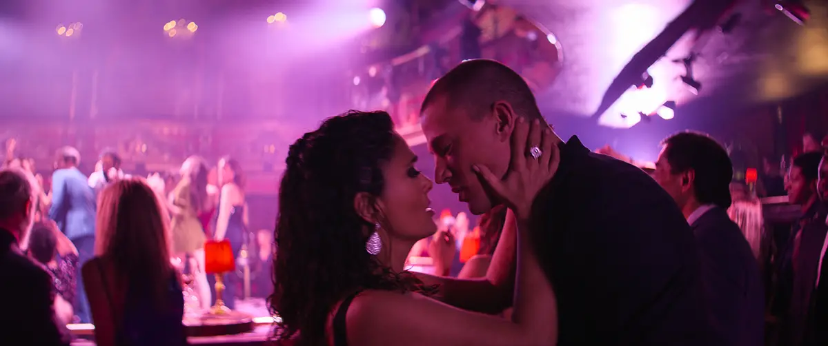 Salma Hayek Pinault e Channing Tatum in Magic Mike - The Last Dance. Copyright: © 2023 Warner Bros. Entertainment Inc. All Rights Reserved. Photo Credit: Courtesy of Warner Bros. Pictures