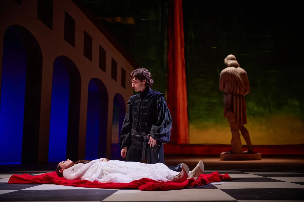Serena De Ferrari e Pilar Fogliati in Romeo \\u00E8 Giulietta , Enrico De Luigi