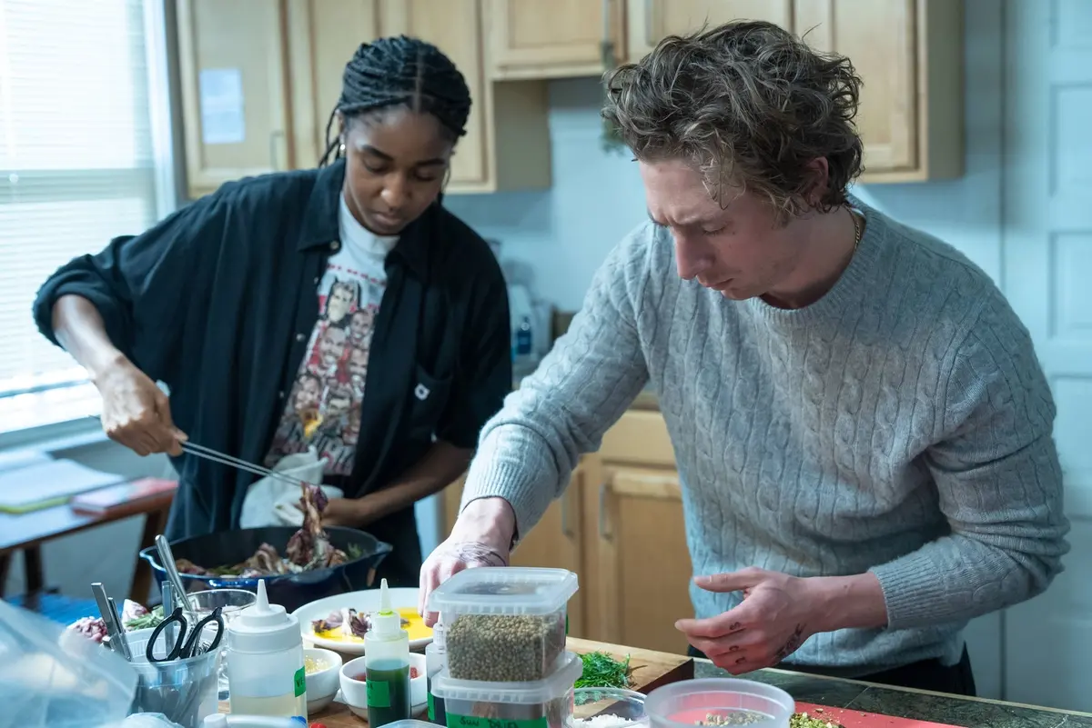Ayo Edebiri e Jeremy Allen White in The Bear. CR: Chuck Hodes/FX.