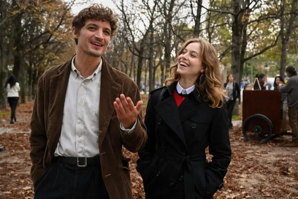 Niels Schneider e Lou de La\\u00E2ge in Coup de chance di Woody Allen