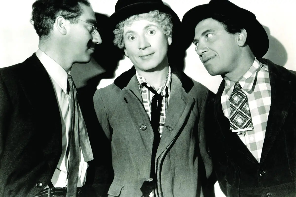 © archivio luce Myrna Loy in Un genio in famiglia, sopra i fratelli Marx in Una notte all’opera. A sinistra Douglas Fairbanks nel Segno di Zorro L’attrice svedese Anita Ekberg, star de La dolce vita