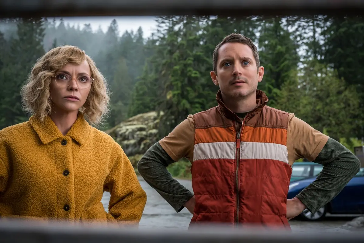Christina Ricci e Elijah Wood in Yellowjackets. Photo Credit: Kailey Schwerman/SHOWTIME.