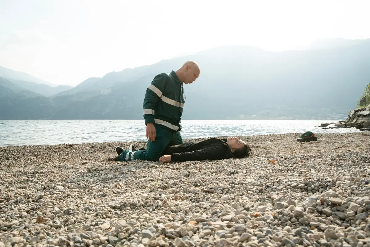 L\\'uomo che pulisce - Foto Loris Zambelli
