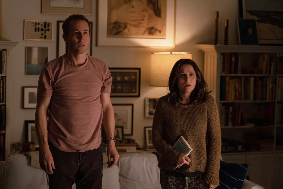 Tobias Menzies e Julia Louis-Dreyfus in A dire il vero di Nicole Holofcener