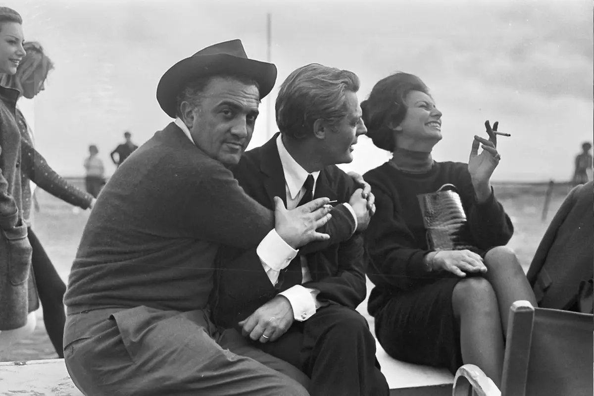 Federico Fellini e Marcello Mastroianni sul set di 8½ con Sophia Loren © ISTITUTO LUCE (Webphoto)